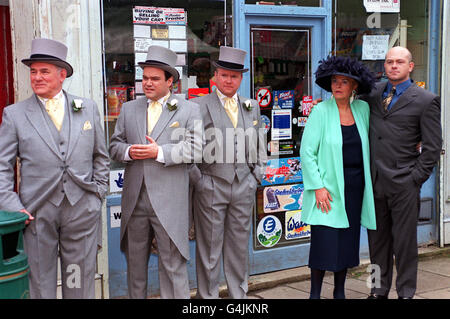 De gauche à droite : Tony Caunter (qui joue 'Roy'), Shaun Williamson ('Barry'), Steve McFadden ('Phil'), PAM St Clement ('Pat') et Ross Kemp ('Grant') aux studios Elstree, où la réception de mariage à l'écran d'EastEnders' Peggy et Frank était filmée. * Barbara Windsor ('Peggy Mitchell') et Mike Reid ('Frank Butcher') Banque D'Images