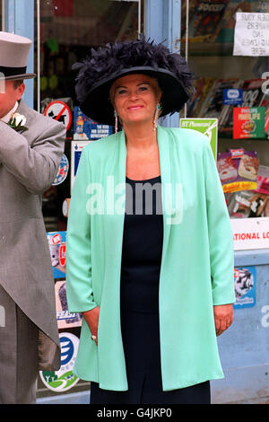 PAM St Clement (qui joue « Pat ») aux studios Elstree de Londres, où la réception de mariage à l'écran des stars d'EastEnders Barbara Windsor (qui joue « Peggy Mitchell ») et Mike Reid (Frank Butcher) a été filmée. Banque D'Images