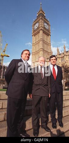 Le vice-premier ministre John Prescott (à gauche) et le chancelier Gordon Brown (à droite), ainsi que l'un des huit présidents des agences de développement régional, Vincent Watts (à l'est), qui ont été lancés à Londres.* les agences de développement régional sont des organismes dirigés par les entreprises chargés de répondre aux besoins commerciaux des régions anglaises. Banque D'Images