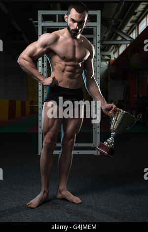 Concurrent Bodybuilder montrant sa médaille gagnants - Remise en Forme mâle concurrent montrant sa médaille gagnants Banque D'Images