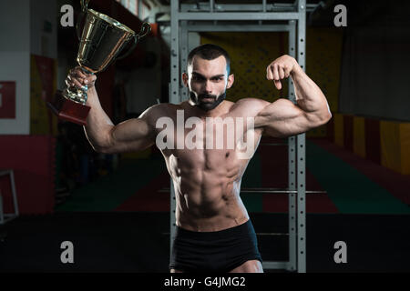 Concurrent Bodybuilder montrant sa médaille gagnants - Remise en Forme mâle concurrent montrant sa médaille gagnants Banque D'Images