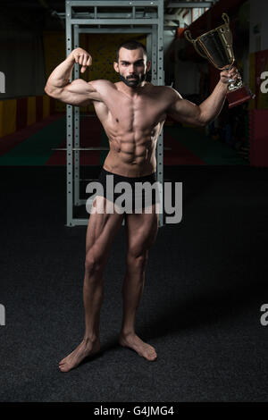 Concurrent Bodybuilder montrant sa médaille gagnants - Remise en Forme mâle concurrent montrant sa médaille gagnants Banque D'Images