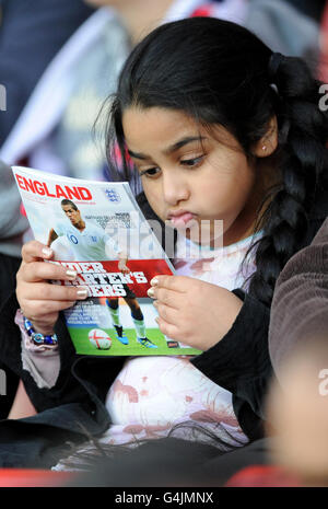 Football - Championnat UEFA des moins de 21 ans - qualification - Groupe huit - Angleterre / Azerbaïdjan - Vicarage Road.Un jeune fan perse le programme de match dans les stands avant le match Banque D'Images