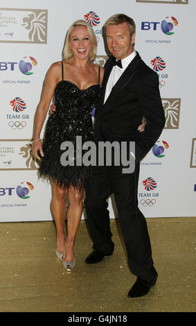 Jayne Torvill et Christopher Dean (à droite) arrivent pour le bal olympique BT à l'Olympia Grand Hall, dans l'ouest de Londres. Banque D'Images