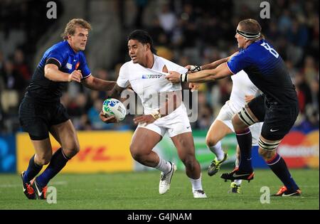 Le Manu Tuilagi (centre) d'Angleterre est attaqué par le français Imanol Harinordoquy (À droite) et Aurelien Rougerie (à gauche) Banque D'Images