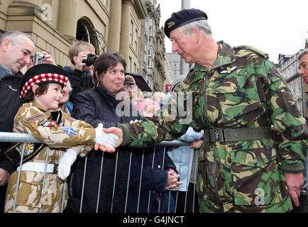 Le Prince de Galles (à droite) se mêle à Thomas Farrell, âgé de six ans, après avoir reçu le salut d'un défilé de soldats et d'anciens combattants, au Gray's Monument, à Newcastle. Banque D'Images