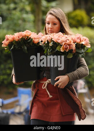 Les fleurs sont livrées à la maison de Sir Paul McCartney, à St John's Wood, dans le nord de Londres, alors que les préparatifs sont faits avant son mariage à Nancy Shevell ce week-end. Banque D'Images
