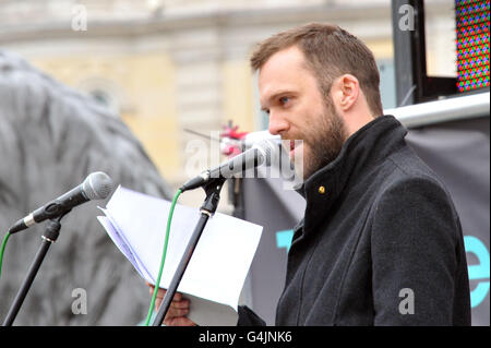 Le caporal Joe Glenton s'adresse à la manifestation de masse contre la guerre marquant le 10e anniversaire de la guerre en Afghanistan, à Trafalgar Square, à Londres. Banque D'Images