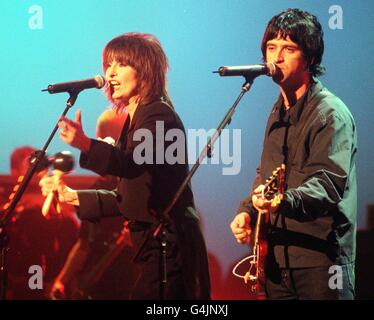 Chrissie Hynde, chanteuse de bretenders, se produit avec l'ancien guitariste de Smiths Johnnie Marr à l'hommage de Linda McCartney, intitulé « Here There and Everywhere A concert for Linda », au Royal Albert Hall de Londres. * le duo a exécuté une version de la chanson de Smiths Meat is Murder au concert qui a été organisé par les amis de Linda Hynde et Carla Lane et soutenu par l'ancien Beatle Sir Paul McCartney à la mémoire de sa femme qui est décédée en 1998. Banque D'Images