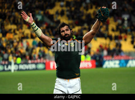 Victor Matfield, d'Afrique du Sud, reconnaît la foule après sa défaite en Australie lors du match de finale de la coupe du monde de rugby 2011 au stade régional de Wellington. Banque D'Images