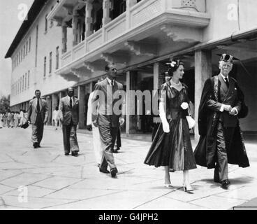 **scannée de contact basse-résolution** la Reine avance avec le Chancelier, Lord Soulbury, alors qu'elle arrive aux nouveaux bâtiments de l'Université de Sri Lanka, avec le duc d'Édimbourg qui a effectué la cérémonie d'ouverture. Banque D'Images