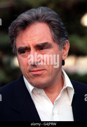 Anthony Newley, l'acteur, dramaturge, auteur, compositeur, parolier et chanteur. 23/9/98: Fête son 67ème anniversaire (24/9/31). 15/4/99: Newley est décédé après une longue bataille contre le cancer. L'ancien mari de Joan Collins est décédé chez lui à Jensen Beach, en Floride. Banque D'Images