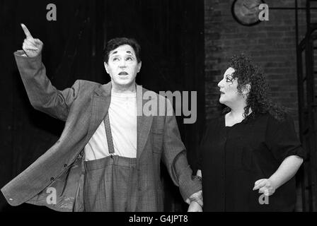 Anthony Newley répète une scène avec Wendy Schoemann au Lyric Theatre, Shaftsbury Avenue, Londres. 15/4/99: L'acteur, dramaturge, auteur, compositeur, parolier et chanteur Anthony Newley est décédé après une longue bataille contre le cancer * l'ancien mari de Joan Collins, âgé de 67 ans, est mort chez lui à Jensen Beach, en Floride, a déclaré son ami proche Herbert Kretzmer. Banque D'Images