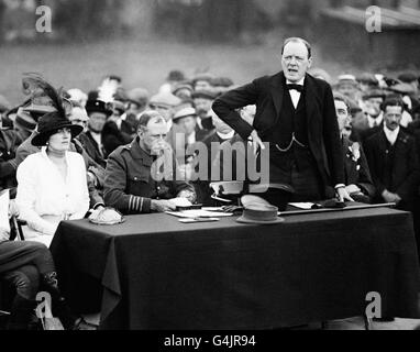 Winston Churchill parlant à l'Enfield Lock munition Works.Mme Clementine Churchill est assise sur la gauche. Banque D'Images