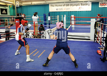 Nina Smith (à droite) et Natasha Jonas, en Grande-Bretagne, lors d'une séance de sparring lors de la Journée des médias des Championnats amateurs de boxe de Womens à l'Institut anglais du sport de Sheffield. Banque D'Images