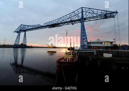 Transporter bridge atteint un siècle Banque D'Images