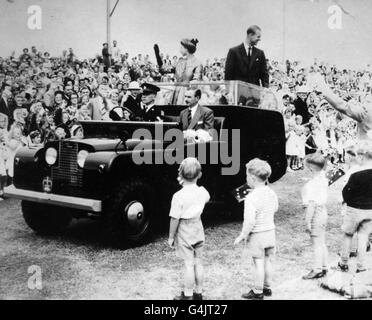 **scanné basse résolution de contact** la Reine et le duc d'Édimbourg visitant Whyalla, en Australie méridionale, au cours de leur visite du Commonwealth. Banque D'Images