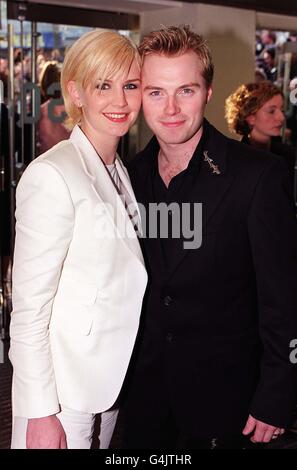 Ronan Keating, chanteur principal de Boyzone, avec sa femme Yvonne, assistant à la première du nouveau film britannique « Notting Hil », qui sera présenté à l'Odeon Leicester Square. Banque D'Images