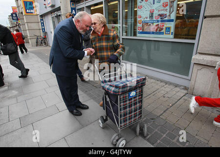 Le candidat à la présidence, le sénateur David Norris, discute avec des passants dans la rue de Rathmines, Dublin, au cours de sa promenade d'aujourd'hui. Banque D'Images