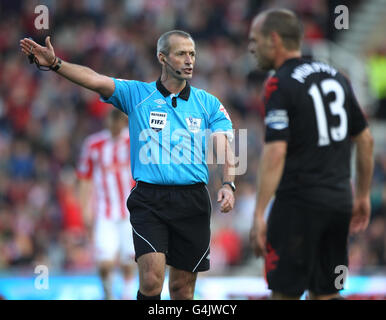 Arbitre Martin Atkinson lors du match de la Barclays Premier League au Britannia Stadium, Stoke on Trent. Banque D'Images