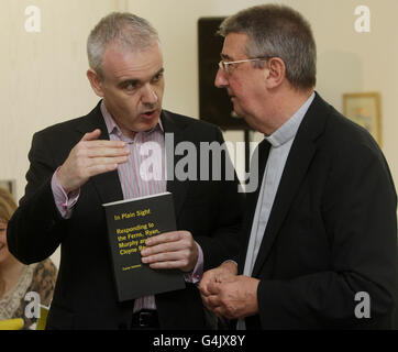 Le Colm O'Gorman d'Amnesty International et l'archevêque Diarmuid Martin lors du lancement du dernier rapport d'Amnesty International , à Plain Sight - Une réponse aux rapports Ferns, Ryan, Murphy et Cloyne à la Royal Hibernian Academy de Dublin. Banque D'Images