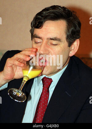 Le chancelier britannique Gordon Brown prend le petit-déjeuner avec ses collègues du Trésor au No 11 Downing Street à Londres avant de prononcer son discours sur le budget à la Chambre des communes plus tard dans la journée. Banque D'Images