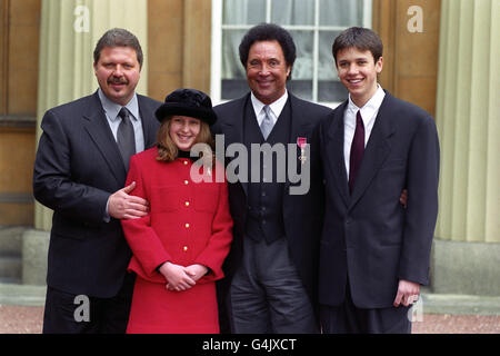 Tom Jones & family/OBE Banque D'Images