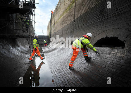 Les travailleurs de l'écluse de Diglis drainée à Worcester sur la rivière Severn, qui est nettoyée et entretenue pour les travaux d'hiver de British Waterways et la campagne publique de jour ouvert. APPUYEZ SUR PHOTO D'ASSOCIATION. Date de la photo: Lundi 26 septembre 2011. La serrure mesure 11 mètres de profondeur et peut accueillir environ 12 bus à impériale à l'intérieur. Voir PA Story INDUSTRY Waterways. Le crédit photo doit être lu : Tim Ireland/PA Wire Banque D'Images