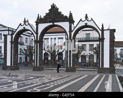 Dh Ponta Delgada Açores l'île de São Miguel Portas da Cidade square portes de ville Banque D'Images