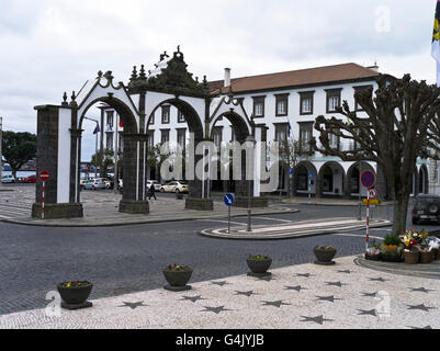 Dh Ponta Delgada Açores l'île de São Miguel Portas da Cidade square portes de ville Banque D'Images