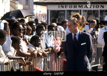 Le duc d'Édimbourg rencontre les habitants de Nassau, aux Bahamas, lors d'une promenade le deuxième jour au début de sa tournée du Jubilé d'argent dans les Caraïbes. Banque D'Images