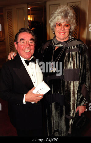 Le comédien Ronnie Corbett avec sa femme Anne au Grosvenor House Hotel pour les Carlton London Restaurant Awards. Banque D'Images