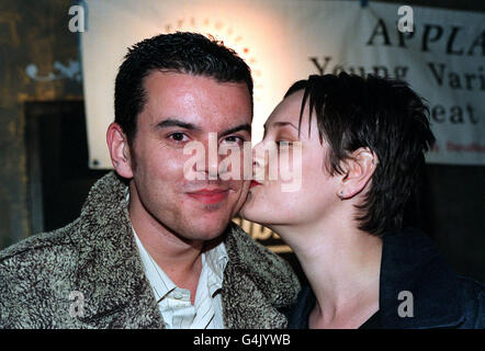 L'acteur Andrew Lynford, qui joue Simon Raymond dans le programme de télévision 'Eastenders', reçoit un baiser de Luisa Bradshaw (anciennement de 'cette vie') lors d'une Variety Club Night à Sound Republic à Londres. Banque D'Images