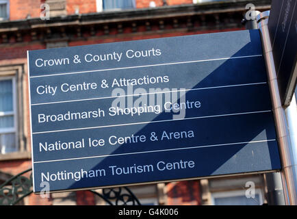 Une vue générale de la signalisation près de Nottingham Crown court, Nottingham. Banque D'Images