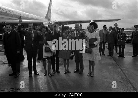 PA NEWS PHOTO 14/10/69 UN FICHIER DE BIBLIOTHÈQUE PHOTO DES ASTRONAUTES AMÉRICAINS D'APOLLO 11 QUI ATTERRISSENT SUR LA LUNE ET QUI QUITTENT L'AVION PRÉSIDENTIEL À L'AÉROPORT DE HEATHROW À LONDRES À LEUR ARRIVÉE DE BERLIN POUR UNE VISITE DE 24 HEURES EN GRANDE-BRETAGNE LORS DE LEUR TOURNÉE MONDIALE DE 22 JOURS DE 38 NATIONS. DE GAUCHE À DROITE: NEIL ARMSTRONG, MICHAEL COLLINS ET EDWIN 'BUZZ' ALDRIN AVEC LEURS ÉPOUSES JANET PAT ET JOAN Banque D'Images