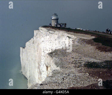 Le phare Belle Tout à Beachy Head dans East Sussex, à mi-chemin de l'opération pour éloigner le phare d'un bord de falaise en ruines. 9/8/00: Les gardes-côtes ont secouru un homme quand il est tombé du sommet des falaises de 600 pieds à Eastbourne, East Sussex. * et a atterri sur une corniche à mi-chemin vers le bas, souffrant juste une cheville cassée. Il fumait une cigarette en attendant les sauveteurs, et il était transporté par hélicoptère jusqu'au sommet du clif avant d'être transporté à l'hôpital dans une ambulance. Banque D'Images