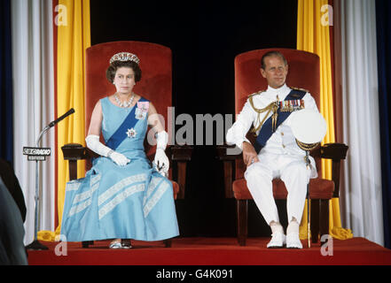 La reine Elizabeth II et le duc d'Édimbourg lors de l'ouverture d'État du Parlement à Bridgetown, à la Barbade, lors de sa tournée du Jubilé d'argent dans les Caraïbes. Banque D'Images