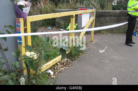 Des fleurs laissées près de la scène où le corps de Brian Faulds, 29 ans, a été retrouvé mort vers 7h55 hier sur la passerelle de la rivière Clyde près du pont Dalmarnock, chemin Dalmarnock à Glasgow. Banque D'Images