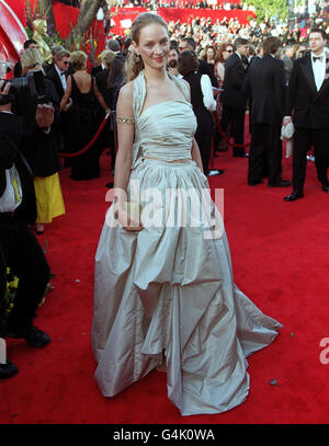 L'actrice américaine Uma Thurman arrive au Dorothy Chandler Pavilion à Los Angeles pour les 71e Academy Awards annuels, portant une robe de Chanel. Banque D'Images