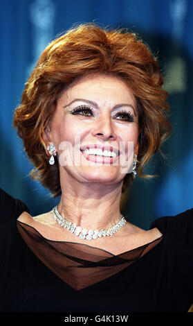 L'actrice italienne et présentatrice d'Oscar Sophia Loren au pavillon Dorothy Chandler à Los Angeles après la 71e cérémonie annuelle des Academy Awards. Banque D'Images