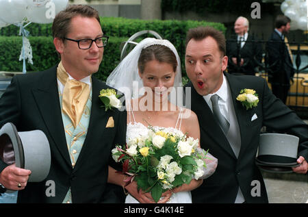 PA NEWS PHOTO 28/5/98 ESTELLE SKORNIK AVEC LES COMÉDIENS VIC REEVES ET BOB MORTIMER À UN PHOTOCALL POUR LANCER LE DERNIER DANS LA SÉRIE DES ANNONCES DE RENAULT CLIO À LONDRES Banque D'Images