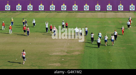 Les archers marchent vers leurs cibles pendant le tour de classement pendant la journée de prévisualisation de l'épreuve de tir à l'arc des Jeux Olympiques de Londres au terrain de cricket de Lord's, Londres. Banque D'Images