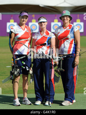 (De gauche à droite) Amy Oliver, Naomi Folkard et Alison Williamson en Grande-Bretagne posent pendant le tour de classement lors de la journée de prévisualisation de l'épreuve de tir à l'arc des Jeux Olympiques de Londres au terrain de cricket de Lord's, à Londres. Banque D'Images