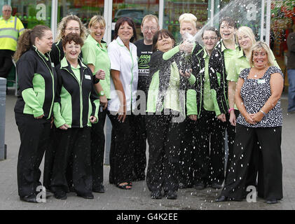 Les gagnants du syndicat national des loteries d'Asda Superstore de Hyde Greater Manchester célèbrent le scooping 6,873,588. Banque D'Images