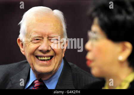 L'ancien président américain Jimmy carter et la directrice générale de l'Organisation mondiale de la santé Margaret Chan lors d'une conférence de presse sur l'éradication mondiale de la maladie du ver de Guinée d'origine hydrique dans certains des pays les plus pauvres du monde, à la Royal Commonwealth Society, dans le centre de Londres. Banque D'Images