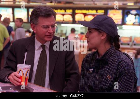 Stephen Byers, secrétaire du commerce et de l'industrie, s'entretient avec le membre du personnel de McDonald's, Frishta Gani, lors de sa visite au restaurant McDonald's de Chiswick, dans l'ouest de Londres, le jour où le salaire minimum national a été lancé. Banque D'Images