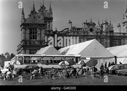 PA NEWS PHOTO 18/5/77 LES TOURS MENTMORE PRÈS DE LEIGHTON BUZZARD, DANS LE BUCKINGHAMSHIRE, OÙ LA VENTE DU CONTENST DE LA MAISON DE L'ÉTERNEL ROSEBERY EST EN COURS. Banque D'Images