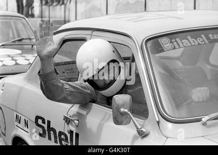 David Frost sur le circuit Brands Hatch, s'entraînant pour sa première course automobile. Il affronte d'autres personnalités de la télévision et de la radio dans la course Evening News showbiz Challenge, un événement caritatif lors de la réunion du John Player Grand Prix. Les célébrités conduiseront des voitures de berline Shellsport Mexico identiques. Banque D'Images