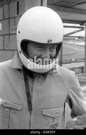 David Frost sur le circuit Brands Hatch, s'entraînant pour sa première course automobile. Il affronte d'autres personnalités de la télévision et de la radio dans la course Evening News showbiz Challenge, un événement caritatif lors de la réunion du John Player Grand Prix. Les célébrités conduiseront des voitures de berline Shellsport Mexico identiques. Banque D'Images