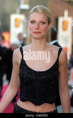 Gwyneth Paltrrow, actrice américaine primée aux Oscars, arrive pour les 51e BAFTA film Awards au Business Design Center de Londres. Mlle Paltrrow a été nominée pour le prix de la meilleure actrice BAFTA pour son rôle dans Shakespeare in Love. Banque D'Images